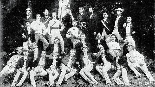 Die Turnerriege des Turnvereins Waldshut 1893 mit der damaligen Vereinsfahne.