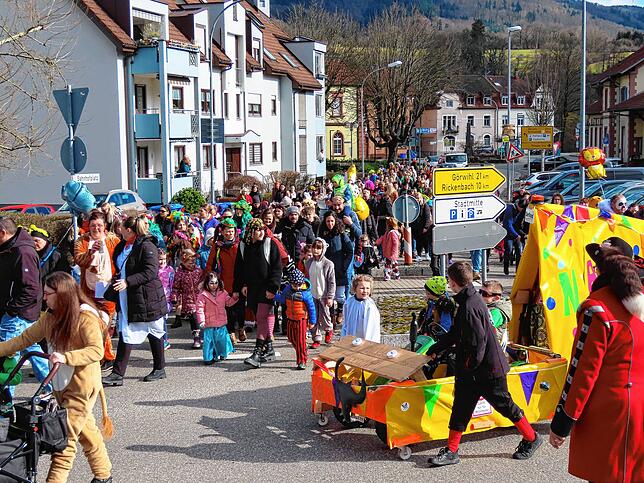 Der Nachmittag vom dritten Faißen hat ganz den Kindern gehört. Umzug und Ball, da sind neue Närrinnen und Narren für die Fasnacht ...