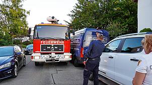 In der engen Josefstraße winkt Kommandant Sommer das Einsatzfahrzeug durch die Engstelle. Foto: Rosa Di Nardo