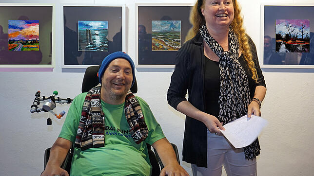 Lars Höllerer und Martina Fischer, Leiterin der Fachgruppe Bildende Kunst des IBC-Überlingen, bei der Vernissage in der Galerie Gunzoburg.