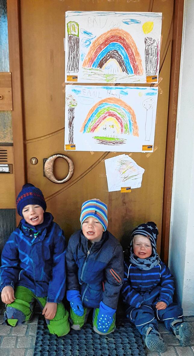 In Stetten a.k.M.-Frohnstetten haben Emil Hahn (6 Jahre), Bruno Hahn (4 Jahre) und Anton Hahn (2 Jahre) diese Regenbogenbilder gemalt.