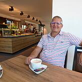 Neuer Nahversorgung an der B 33 in Leimbach. Ortsvorsteher Bernd Brielmayer freut sich, im Ort wieder einen Kaffee trinken zu können.
