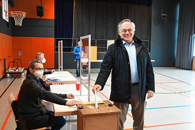 Bernhard Boll, AfD-Kandidat für die Landtagswahl in Baden-Württemberg 2021, gibt am Sonntag, 14. März, seine Stimme im Wahllokal im ...