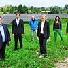 Zu einer symbolischen Einweihung des Solarpark Moos trafen sich (von links) der Mooser Bürgermeister Patrick Krauss, Landrat Zeno ...