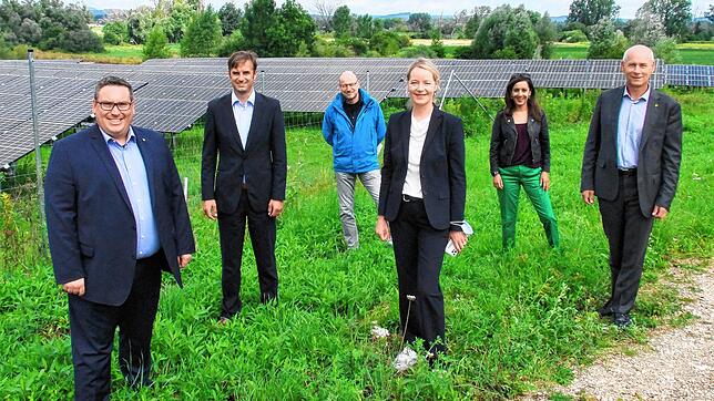 Zu einer symbolischen Einweihung des Solarpark Moos trafen sich (von links) der Mooser Bürgermeister Patrick Krauss, Landrat Zeno ...