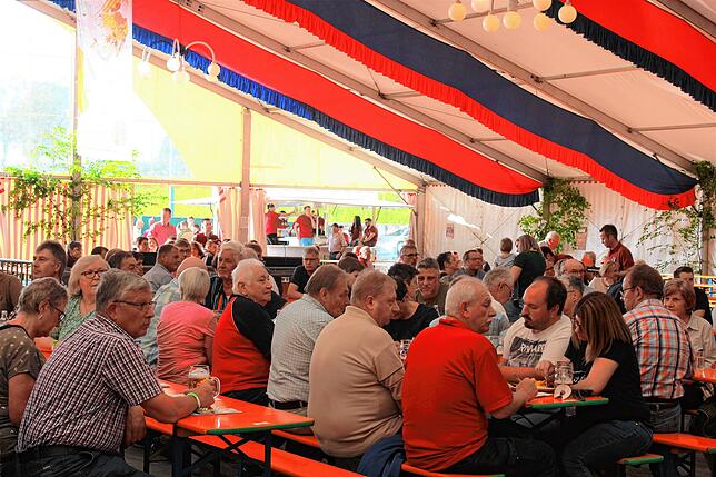 Am frühen Abend füllt sich das Festzelt nach und nach. Das frühsommerliche Wetter sorgt für gute Laune und reichlich Durst. Im ...