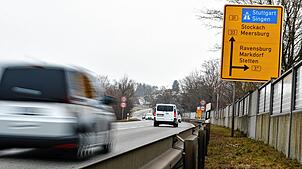 Die B31 gehört zu den zentralen Verkehrsachsen in der Region. Hier der Abschnitt zwischen Hagnau und Meersburg im Bereich der Abfahrt ...