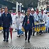 Da kommt sie, die Fasnacht: Super-Stimmung am Schmotzigen auf dem Weg zum Rathausplatz.