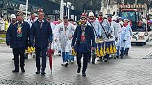 Da kommt sie, die Fasnacht: Super-Stimmung am Schmotzigen auf dem Weg zum Rathausplatz.