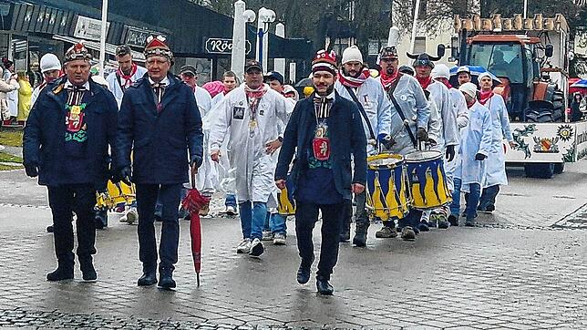 Da kommt sie, die Fasnacht: Super-Stimmung am Schmotzigen auf dem Weg zum Rathausplatz.