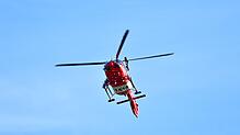 Ein Rettungshubschrauber in der Luft. (Symbolbild) Ein 17-Jähriger musste nach einem Unfall in Laufenburg mit dem Helikopter abgeholt ...