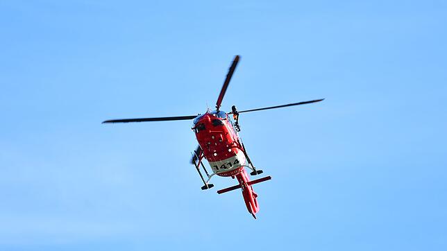 Ein Rettungshubschrauber in der Luft. (Symbolbild) Ein 17-Jähriger musste nach einem Unfall in Laufenburg mit dem Helikopter abgeholt ...