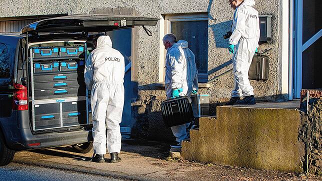 Mitte Dezember sicherten Einsatzkräfte Spuren in dem Haus in Hitzkofen. Da war die Tragödie schon geschehen.