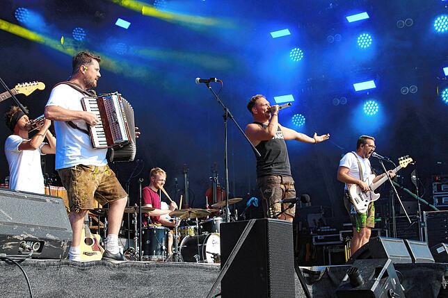 Die bayerische Rock-und Blasmusikband „D‘Hundskrippln“ eröffnete den letzten Tag des Pfullywood-Festivals.