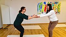 Auf die richtige Haltung kommt es an. Das trainiert den Beckenboden auch, wie Therapeutin Tamara Franow (rechts) mit Monika Kühn zeigt. ...
