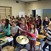 Intensiv probt der Projektchor der Blumberger Realschule für das gemeinsame Konzert zur Völkerverständigung mit dem Chor Via Lumina. ...