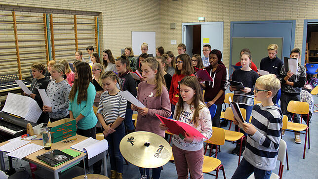 Intensiv probt der Projektchor der Blumberger Realschule für das gemeinsame Konzert zur Völkerverständigung mit dem Chor Via Lumina.