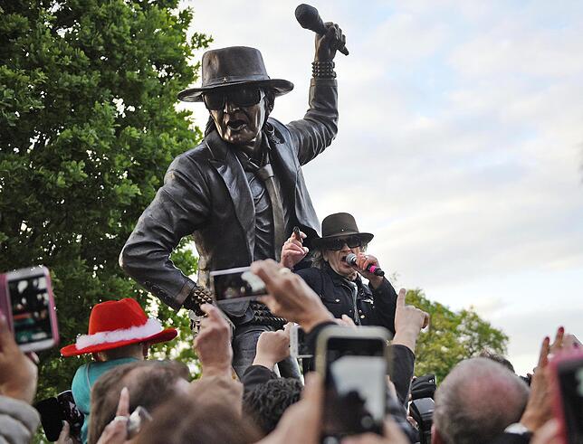 Ein Phänomen: Udo Lindenberg neben seinem Denkmal in seiner Heimatstadt Gronau.