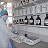 Geschick und Genauigkeit sind gefragt bei der Arbeit in der Apotheke. In der sogenannten Rezeptur entstehen Arzneimittel. Hygiene ist ...