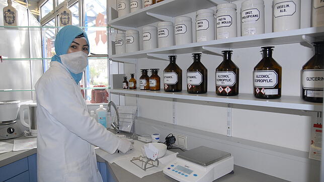 Geschick und Genauigkeit sind gefragt bei der Arbeit in der Apotheke. In der sogenannten Rezeptur entstehen Arzneimittel. Hygiene ist ...
