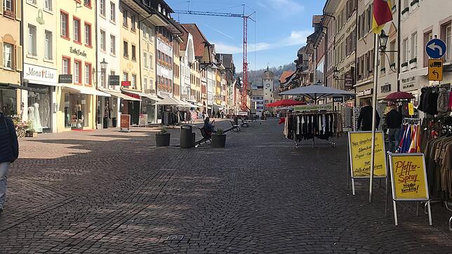Die Waldshuter Kaiserstraße zu Beginn der Corona-Pandemie. Die sonst gut besuchte Kaiserstraße war nahezu verwaist.