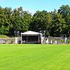 Die Bühne ist für die nächste Veranstaltung der Sommerwiese bereits aufgestellt. Nirgendwo sonst ist so viel Platz, dass man ...
