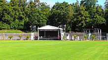 Die Bühne ist für die nächste Veranstaltung der Sommerwiese bereits aufgestellt. Nirgendwo sonst ist so viel Platz, dass man ...