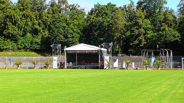 Die Bühne ist für die nächste Veranstaltung der Sommerwiese bereits aufgestellt. Nirgendwo sonst ist so viel Platz, dass man ...