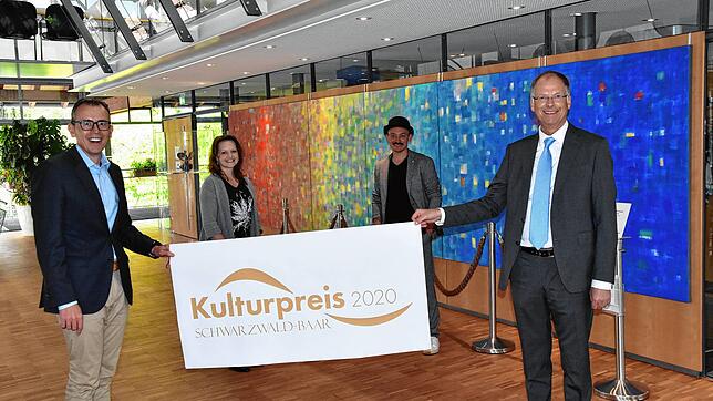 Landrat Sven Hinterseh freute sich mit den Jury-Mitglieder Bettina Kuhn und Sebastian Schnitzer sowie Arendt Gruben, ...