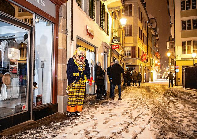 Einsam in der Luzerner Altstadt: Ein verkleideter Fasnächtler am diesjährigen „Schmotzige Donnschtig“.