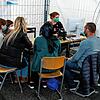 Ukrainische Kriegsflüchtlinge werden in der Turnhalle der Albert-Schweitzer-Schule in Villingen von einer Mitarbeiterin des ...