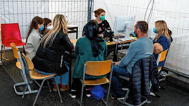 Ukrainische Kriegsflüchtlinge werden in der Turnhalle der Albert-Schweitzer-Schule in Villingen von einer Mitarbeiterin des ...