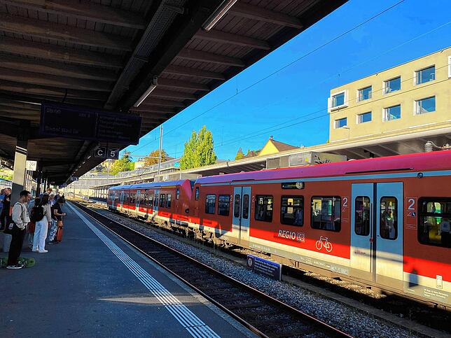 Kurz vor 8 Uhr im Bahnhof Schaffhausen: Gleich kommt der IRE nach Basel.