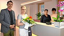 Christian Wörpel gratuliert der neuen Hausärztin Eva-Maria Wacker zur Praxiseröffnung. Im Hintergrund die Mitarbeiterinnen Sabine ...