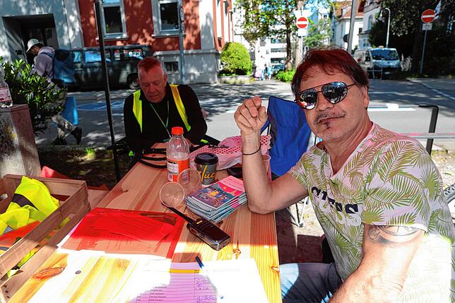 Bild 14: Konstanz: Auf zum Deutsch-Schweizer Flohmarkt! Diese Besucher und Verkäufer sind dabei