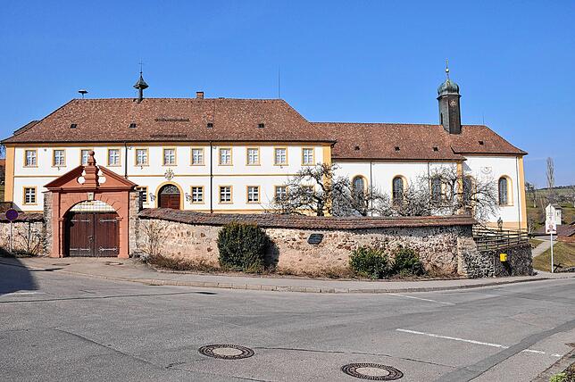 Herzstück des Ortsteils Riedern ist der Klosterkomplex – ein Ort der Besinnung und Kultur. Ein Museum, Bücherei und Klosterlädele sind ...