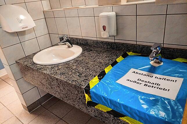 Außer Betrieb: In Bayern ist jedes zweite Becken im Waschraum abgeklebt.