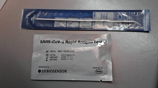 Ein Testkit, wie es in der Gemeinde Engen ankam: mit falschem dickerem Stäbchen. Bild: Gemeinde Engen