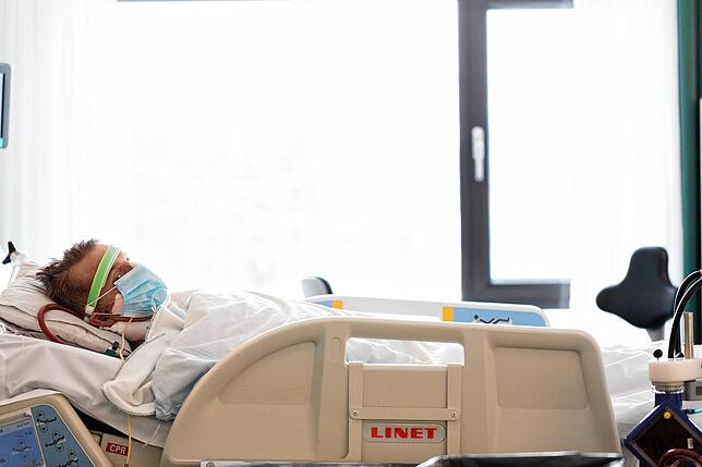 Walter Brummel auf der Intensivstation der Uniklinik Tübingen. Über den Schlauch neben dem Kopf wird das Blut aus seinem Körper ...