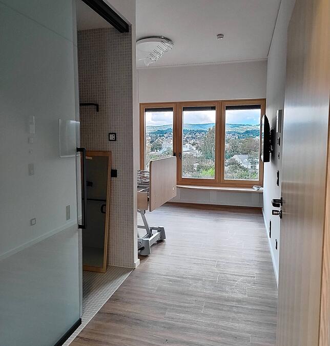 Blick in eines der Zimmer im obersten Geschoss. Die Bewohner haben einen Ausblick auf den See und die umliegende Landschaft.