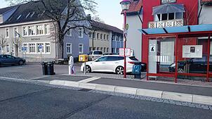 Neben dem Bücherschrank im Buswartehäuschen beim Rathaus soll ein Snack-Automat für die Nahversorgung in Wallbach aufgestellt werden. ...