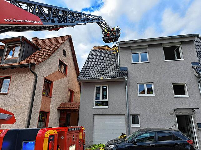 Mit der Drehleiter rücken die Einsatzkräfte gegen die Flammen vor.
