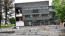 Der neue Anbau an der Scheffelschule und der Schulhof im aktuellen Zustand. Nun will man das Thema Schulhof am Runden Tisch diskutieren. ...