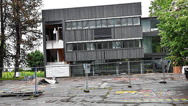 Der neue Anbau an der Scheffelschule und der Schulhof im aktuellen Zustand. Nun will man das Thema Schulhof am Runden Tisch diskutieren. ...