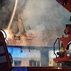 Feuerwehrleute löschen in der Brandnacht das Haus der Familie D-Agosto. Sie gehen von verschiedenen Seiten aus vor und setzen auch eine ...
