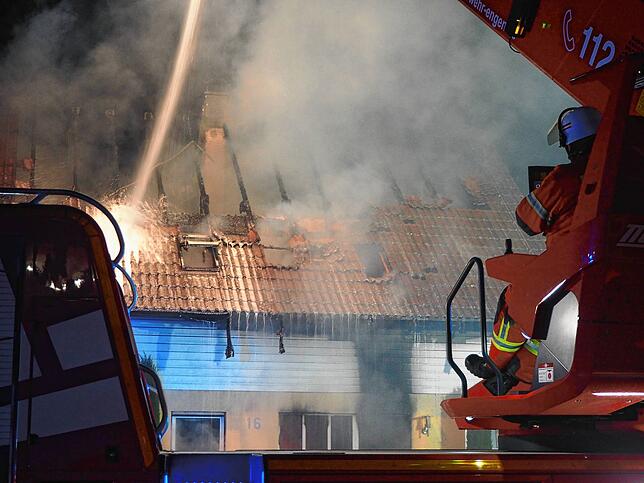 Feuerwehrleute löschen in der Brandnacht das Haus der Familie D-Agosto. Sie gehen von verschiedenen Seiten aus vor und setzen auch eine ...