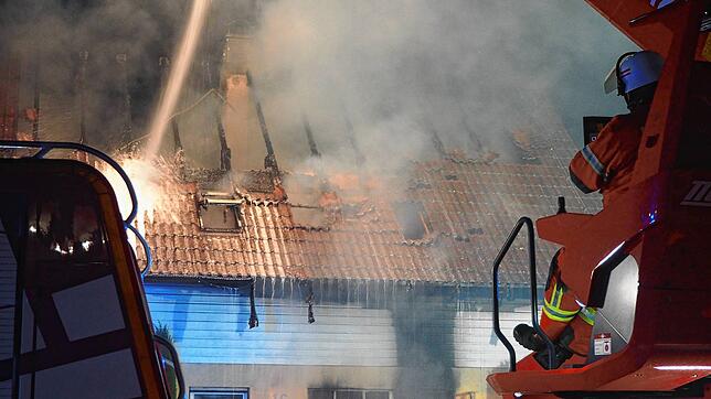 Feuerwehrleute löschen in der Brandnacht das Haus der Familie D-Agosto. Sie gehen von verschiedenen Seiten aus vor und setzen auch eine ...