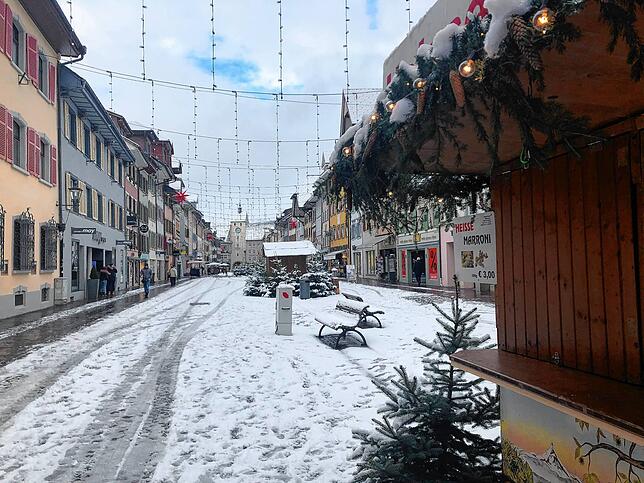 Über Nacht hat sich eine Schneedecke über Waldshut gelegt. Impressionen aus der verschneiten Kaiserstraße.