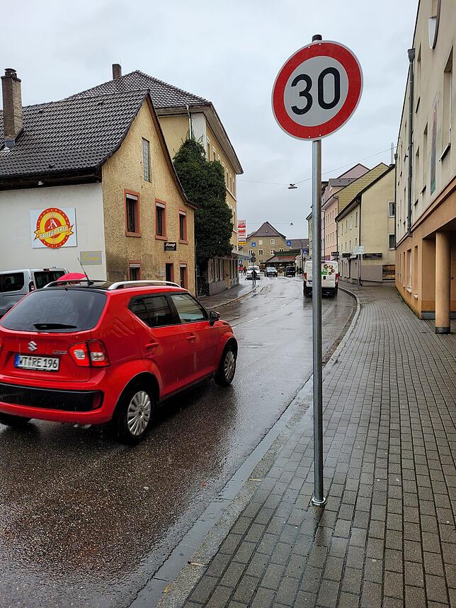 Das Tempolimit an der Basler Straße soll auf den gesamten Straßenzug zwischen Zollkreisel und Bahnübergang Waldshuter Straße ausgeweitet ...