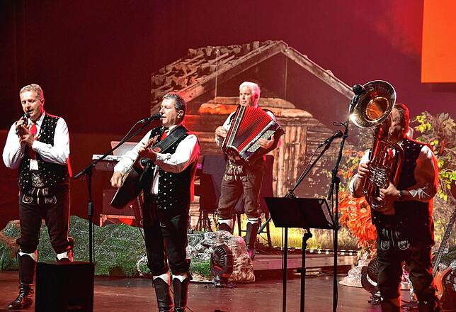 Die Kastelruther Spatzen 2018 bei einem Auftritt in Singen: Norbert Rier (von links), Kurt Dasser, Albin Gross und Karl Heufler.